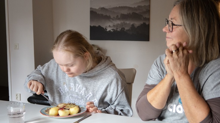 Deltagare och personal vid matbord