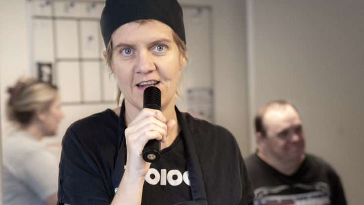 Kvinna som sjunger i en mikrofon