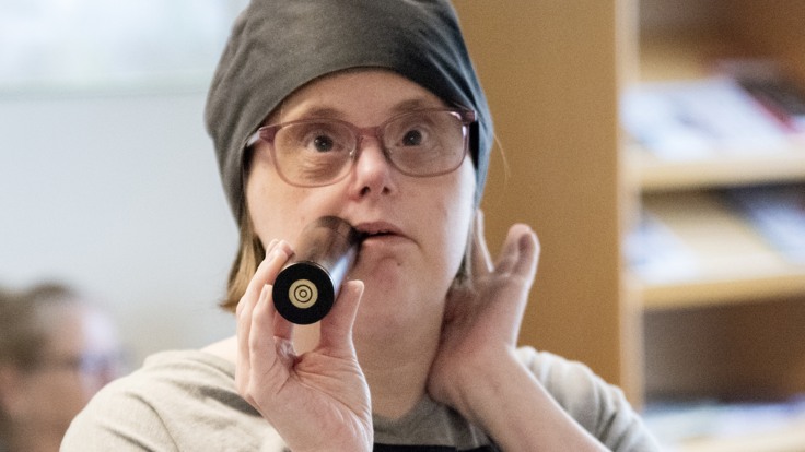 Kvinna som sjunger i en mikrofon