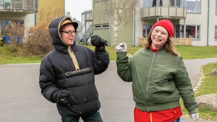 Man och kvinna ute i vinterkläder