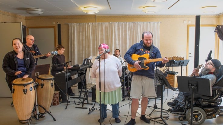 Deltagare och personal spelar tillsammans
