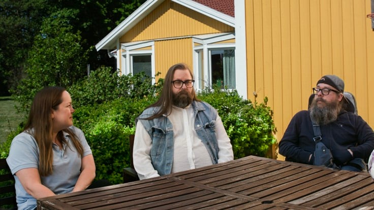 Deltagare och personal på en uteplats
