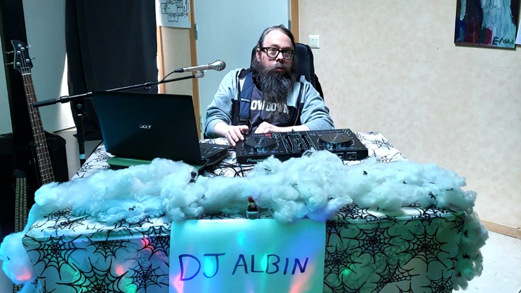 Man som sitter vid ett mixerbord