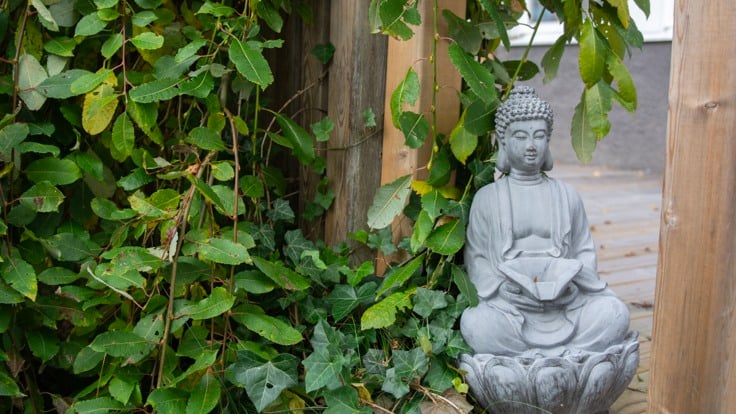 En liten buddhafigur på en altan