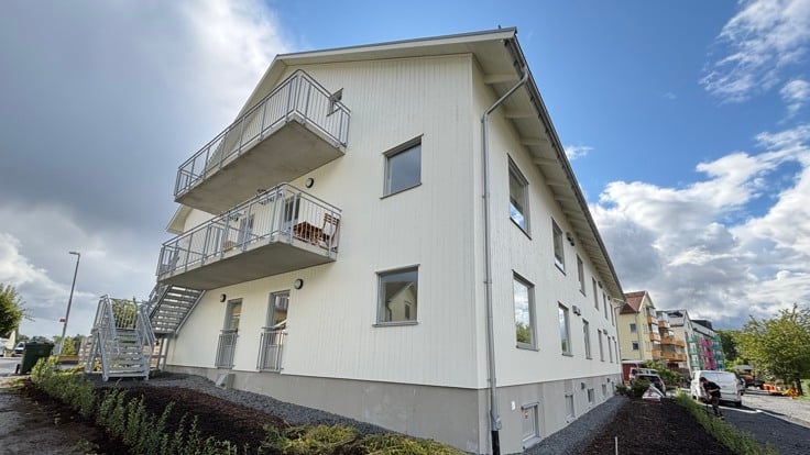 Vitt hus med två våningar. 